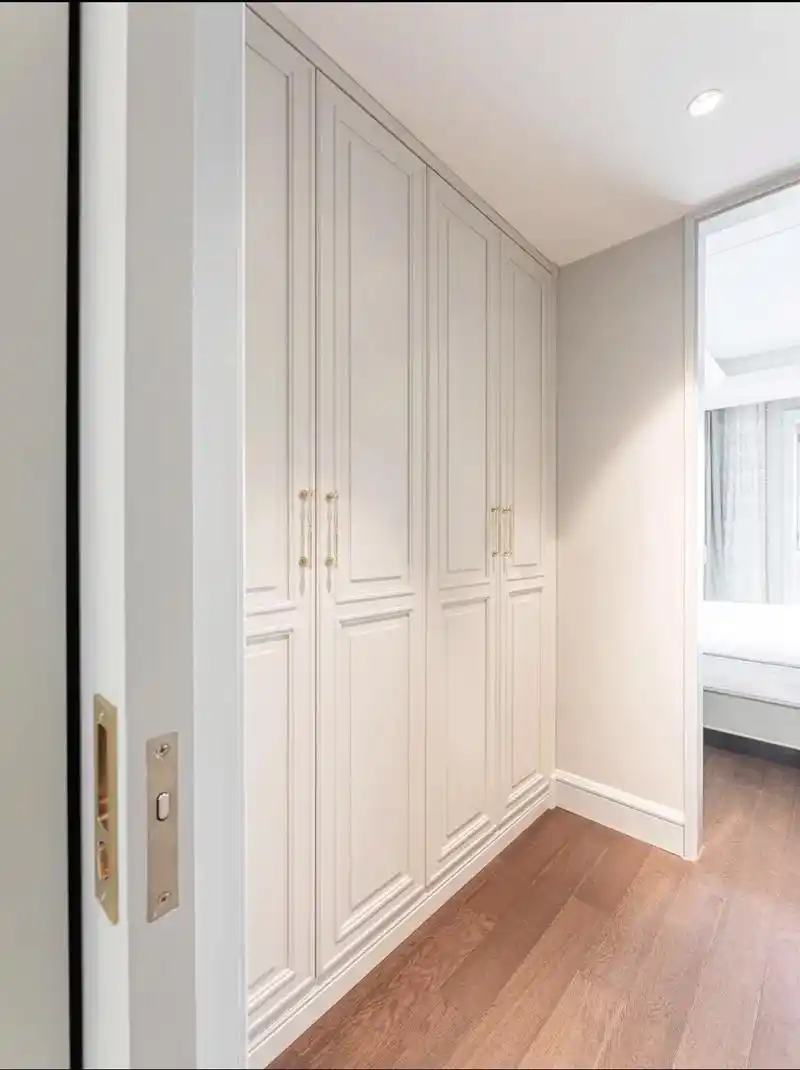 美式轻奢奶油风主卧室开放式衣柜设计.