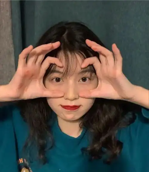 女生拍照要会用手势技巧,简单百搭的造型