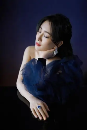 马苏透纱长裙亮相时尚盛典 获"年度时尚闪耀演员"奖项