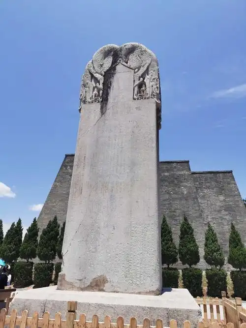 一代女皇武则天的无字墓碑,巍峨屹立,厚重大气,无字胜有字!