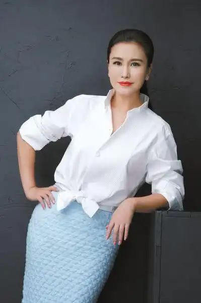 被称中国"最美警花",嫁给大23岁老头,50岁为丈夫守寡多年