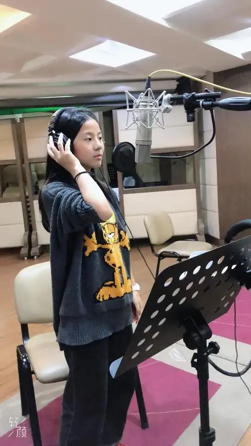 写美篇录音棚课的好处 1,可以及时消化声乐课上学习的内容,让你自己