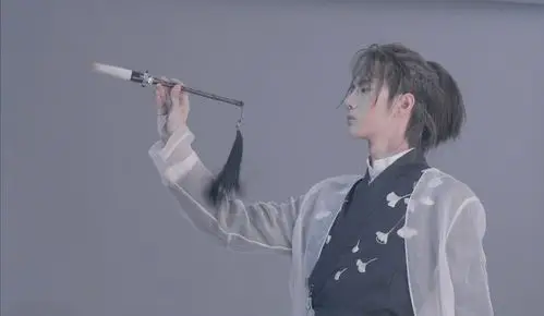 陌上人如玉,公子世无双早安,@uniq-王一博_高清图集_新浪网