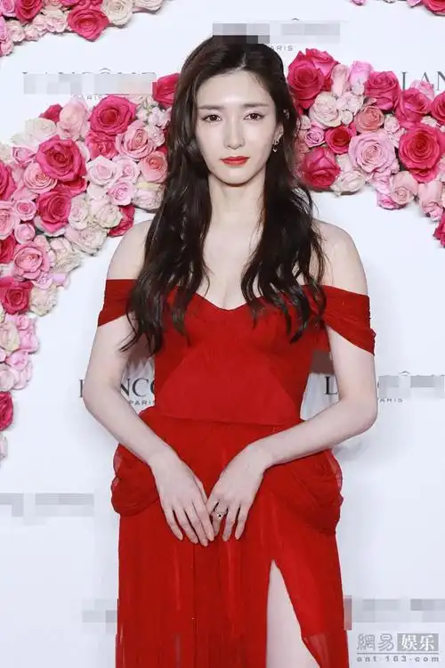 迷人红玫瑰!江疏影穿红色高开衩礼服秀美腿