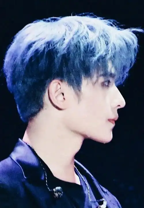 杨洋17年蓝发造型