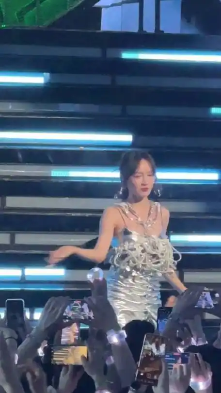 这谁能不迷上孟佳啊,粉丝喊一声姐姐,孟佳的手就直接伸过来了,宠粉第