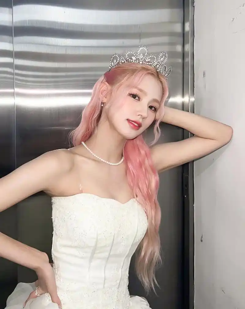 优质作者榜# 甜美优雅,美艳动人的#赵美延# 五官精致,秀发飘逸,身材