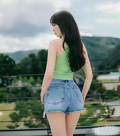 时尚街拍:完美背影尽显优雅气质,窈窕曲线彰显女神魅力!