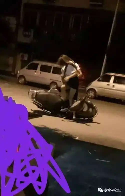 桂林一对男女当街上演大尺度激情戏电动车倒了都还在继续
