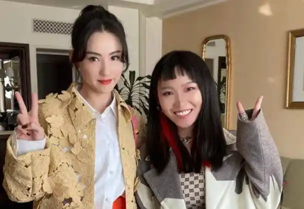 40岁张柏芝现身商场,脸上一条褶子也没有,未p图膝盖都是肌肉_明星