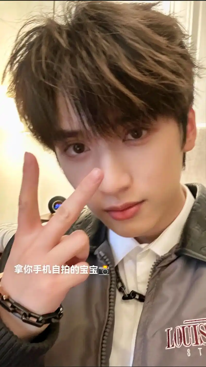 对猫猫的眼神06毫无抵抗力#严浩翔#纯欲眼神# tnt时代少 - 抖音