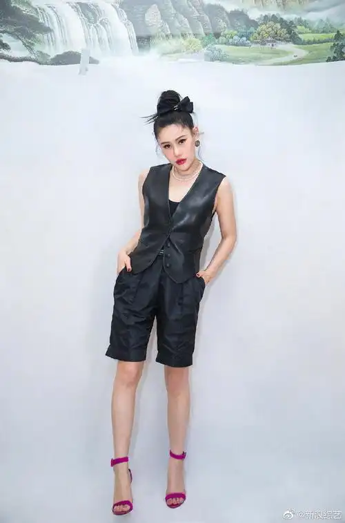 袁娅维黑色皮马甲