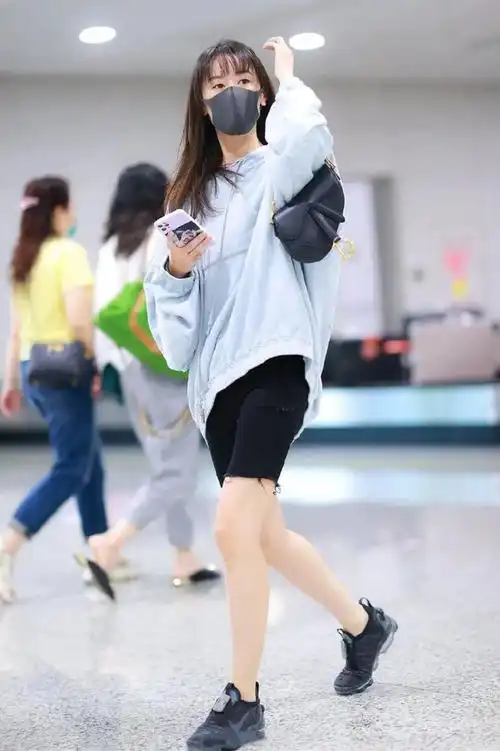 袁冰妍真是带货天才!继汉服之后,卫衣配骑行裤引领早秋时尚潮流