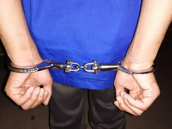 深挖细查!东方海岸警察支队押解9名犯罪嫌疑人指认现场