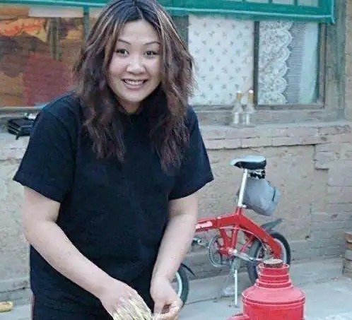 在郭德纲落魄时与他离婚的胡中惠,现在过得怎么样了?