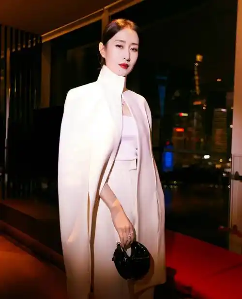 刘敏涛穿白色套装美飒干练黑发配红唇气场全开