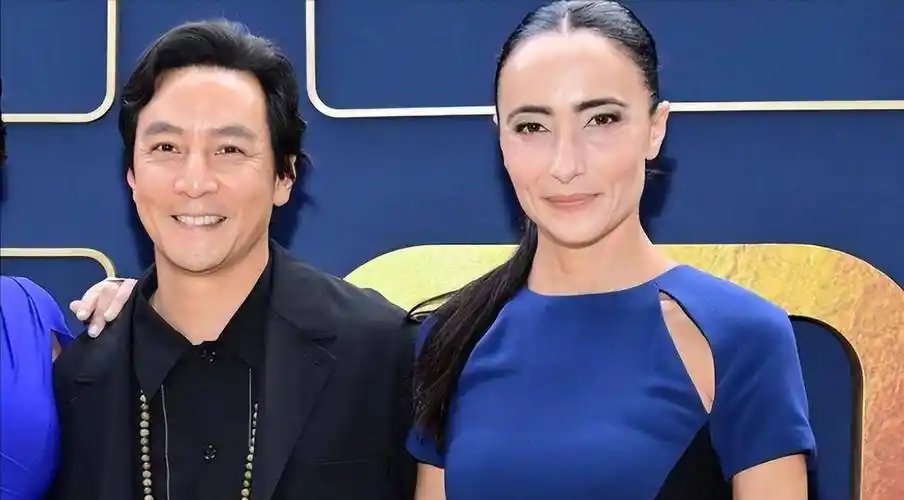 47岁吴彦祖携老婆出席活动,夫妻两人一脸皱纹难逃岁月摧残_照片_lisa