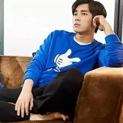 图李易峰光脚照片成网友关注焦点据悉承认与唐嫣在交往