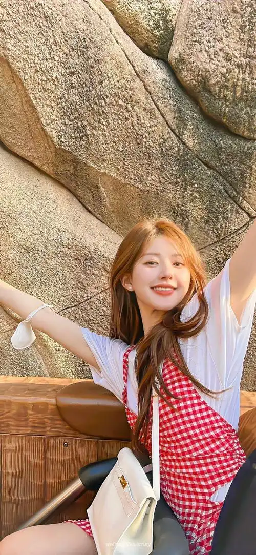 赵露思嘟嘴眯眼自拍##赵露思戴蛋糕帽子#哇,谁家的饱饱这么可爱呀