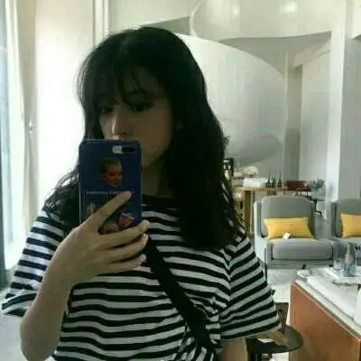 2021手机挡脸女生头像