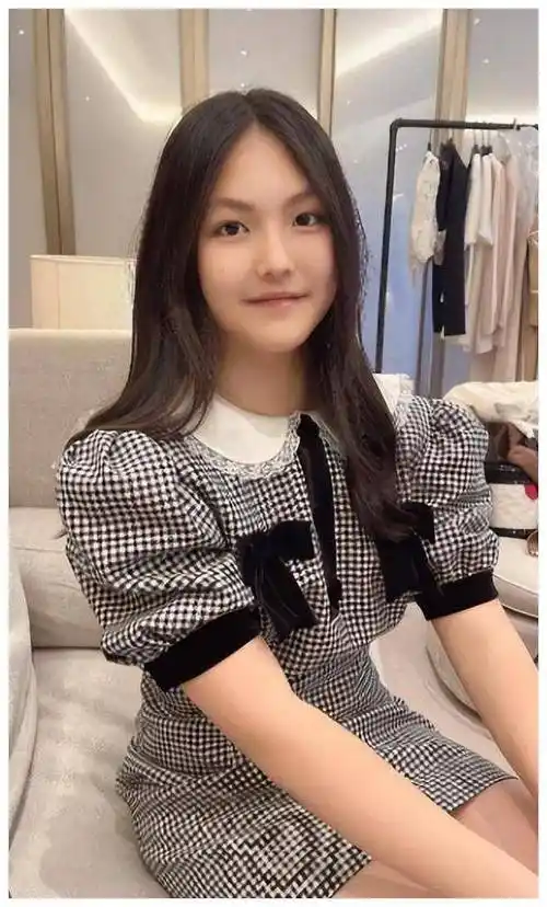 王诗龄惊艳蜕变长发新照曝光英国求学新篇章开启