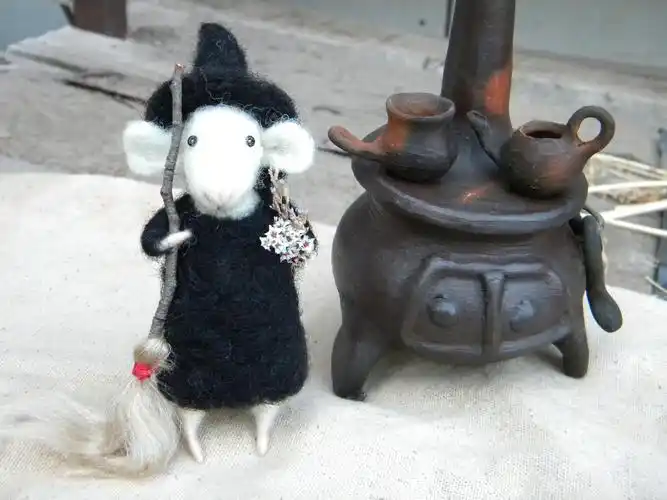 the little witch mouse and her woodburning stove