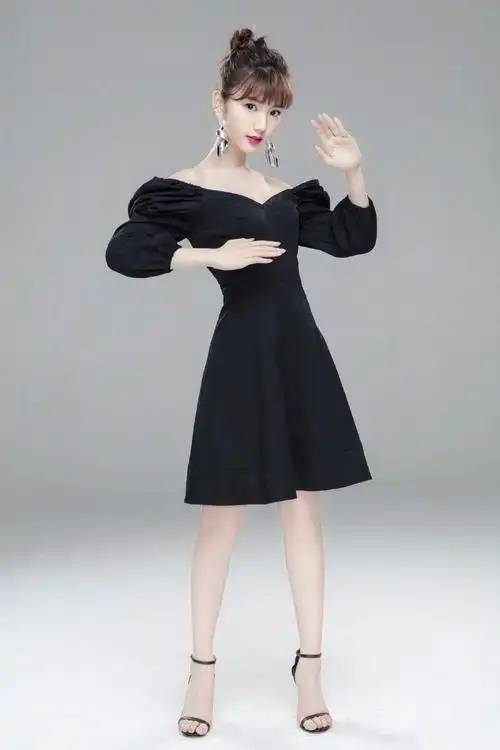 毛晓彤换身衣服气质都变了,短西装配哈伦裤,全身黑色霸气十足