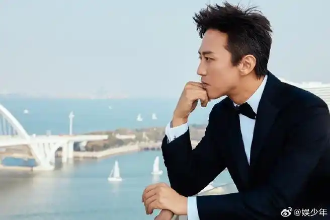 邓超金鸡奖造型#真的觉得非常的开心,邓导演真的好帅呀,跟西装适哦热