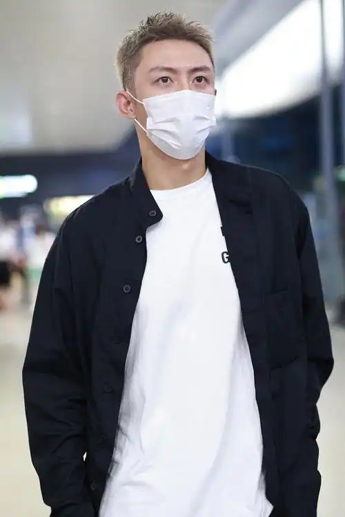 黄景瑜这发色看着有点太个性,虽然颜色很新潮,但他染的有点显老|发型