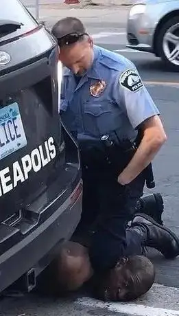 跪杀黑人的白人警察狱中被刺22刀