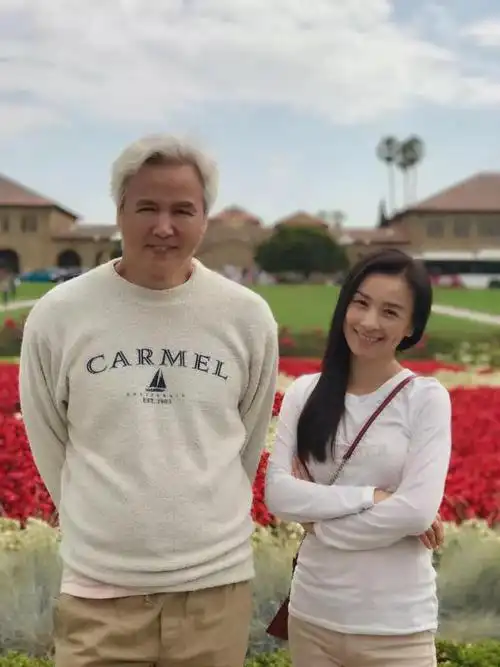 62岁林瑞阳现身街头小店头发银白变稀疏身材佝偻还老花眼