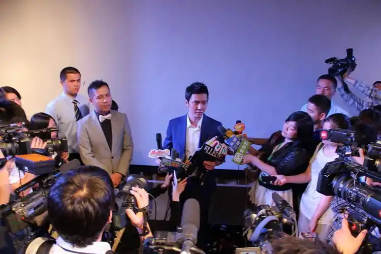冯绍峰发布会后接受众媒体采访