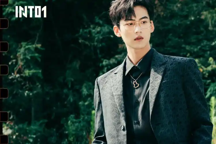 周柯宇身cm2022秋冬系列cubic