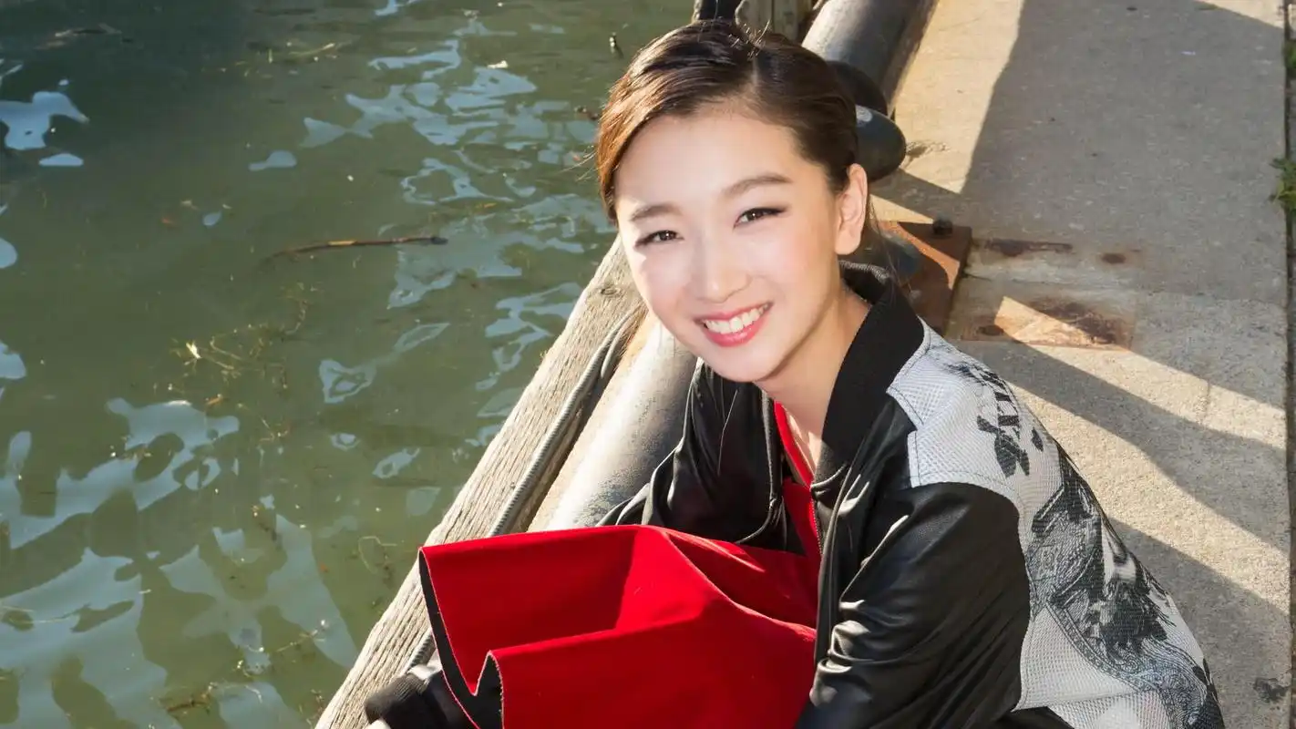 何炅和一行人聚会,角落里的周冬雨独自吸烟,网友:清纯是装的吗