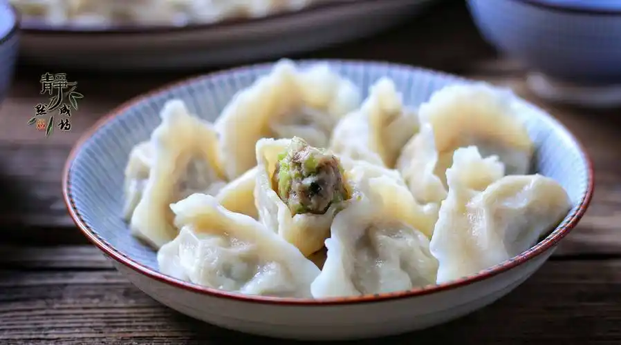 逛市场遇到这菜,我从不还价,用它包饺子最香,每次