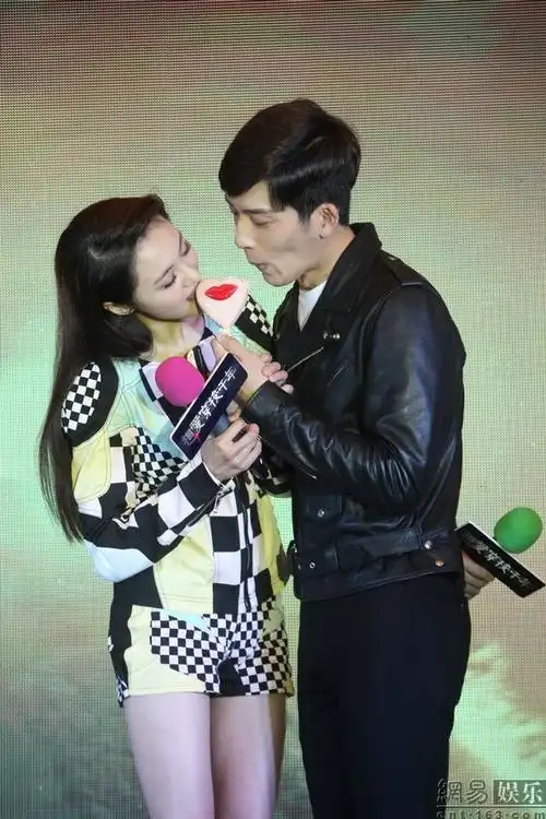 郑爽井柏然宣传新剧 现场合体秀甜蜜