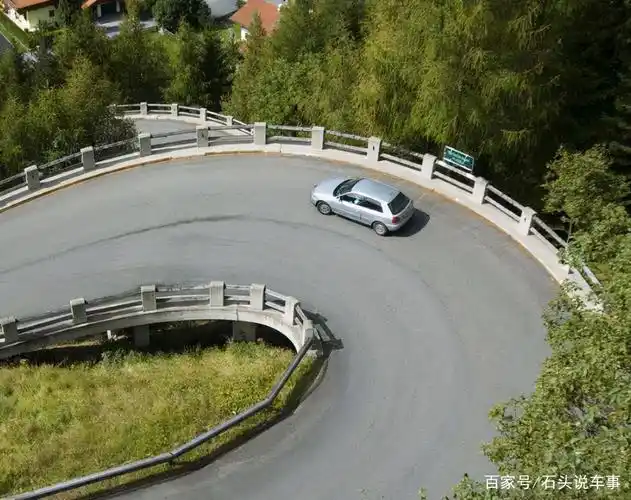 开车如何正确地转弯?学会这些关于转弯的驾驶技巧,你也是老司机