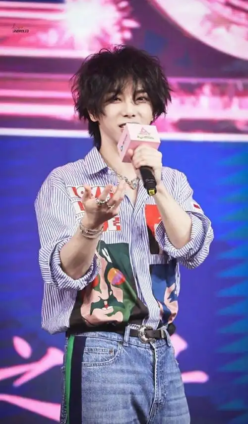 花衬衣绝美搭配!歌王华晨宇时尚造型大赏