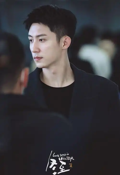 241031 黄景瑜在网剧《冬至》中的新角色江成屹:粉丝热烈讨论与