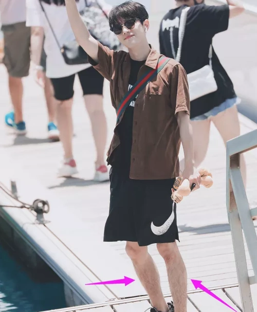 为啥肖战从不露腿?看到他穿短裤的生图明白了,秋裤钱都省了