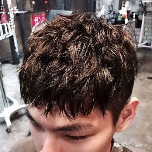 男生烫个纹理烫发型吧真的很帅