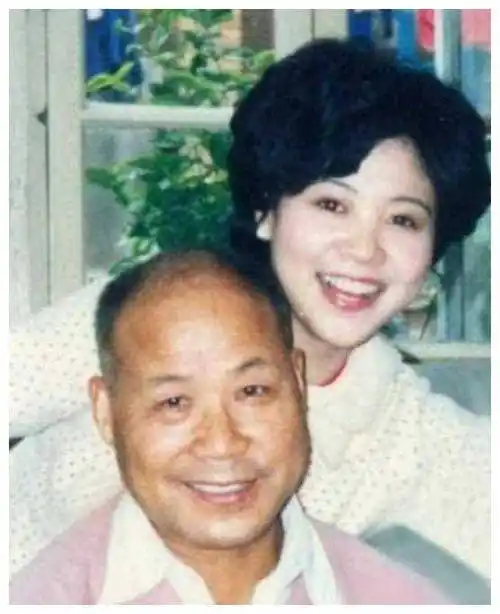 毛阿敏39岁嫁富豪,婚后生一儿一女,丈夫离世留下260把财产.