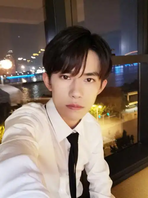 易烊千玺同款假发韩版帅气中分刘海男士短直发隐形自然cos型发套