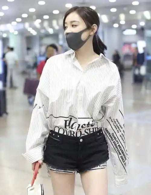 原创袁姗姗好会玩巴掌裤套在衬衫外面远远看去下半身像是没穿