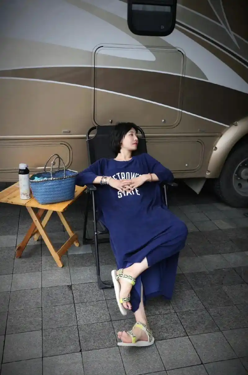 白百何剧组"葛优躺" ,脚真白! 676767