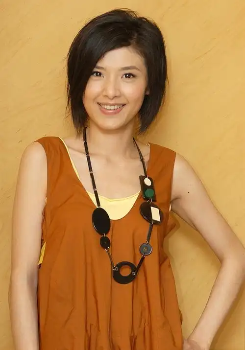 苏慧伦13年后再出新专辑穿柠檬长裙久违现身50岁还有少女脸