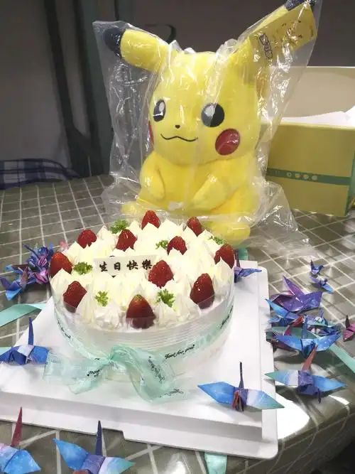 生日蛋糕,玩偶,护士们叠的千纸鹤