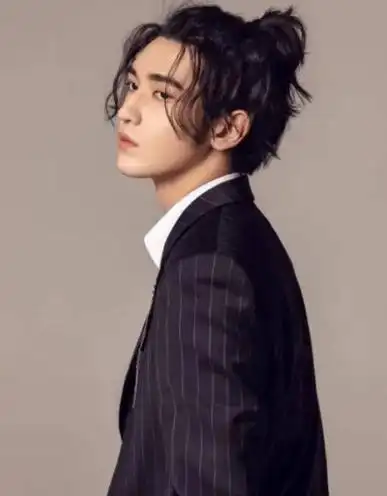 徐璐是个超级粘人的女生,喜欢粘着男朋友撒娇.