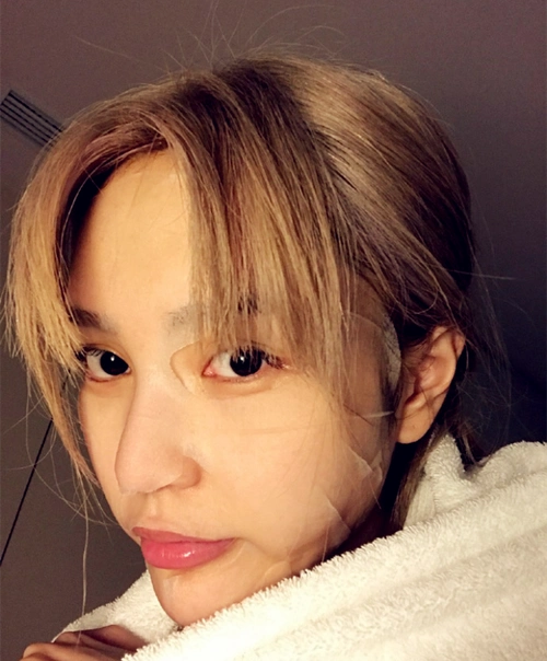 周扬青教化妆眼部整容痕迹明显,素颜出镜很普通没有高级感