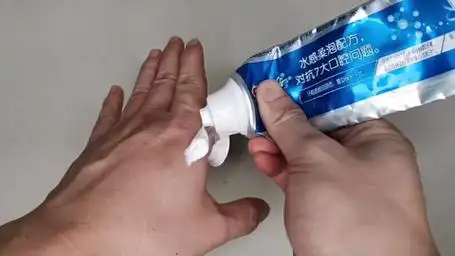 牙膏涂抹在手上,看完这招你会感谢我,很多人还不知道